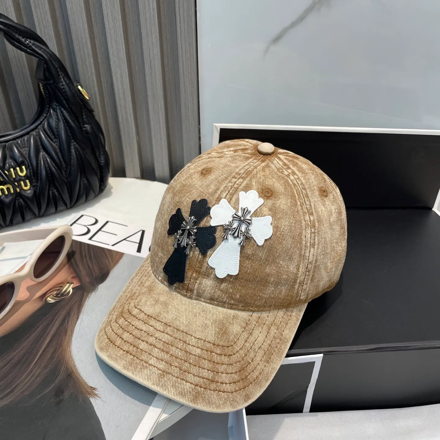 P76 Crow Heart 🆕🆕25 new baseball cap, stylish and classic cross logo, casual with a cool feeling, unisex style, same style for men and women! Very easy to match! Head circumference: 56-58cm is available
